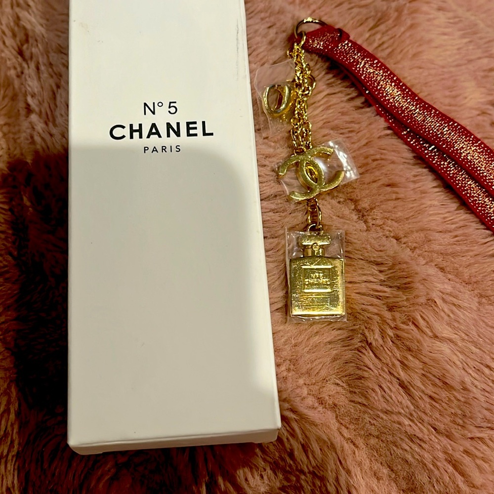 Chanel Parfums NIB bag charm - Picture 1 of 3